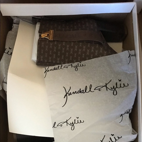 Kendall + Kylie Women's Arenza Block Heel Bootie, brown size 7.5 - Picture 5 of 8